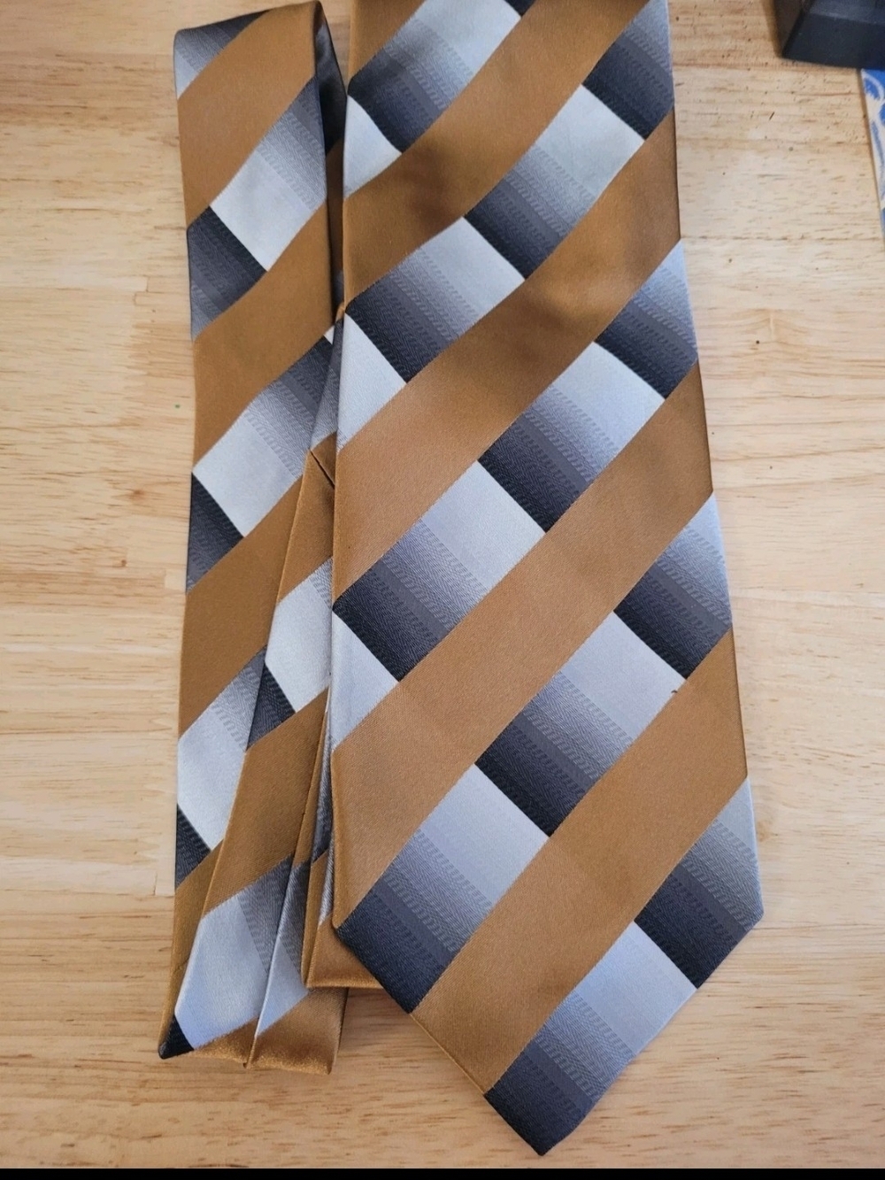 Vintage Bachrach Stripped Gold Silver 100% Silk Tie Made In Italy Designer - Picture 2 of 4